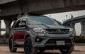 Gaya Intimidatif Toyota Fortuner Jubah Abu-abu Pakai Pelek TE37 Biru