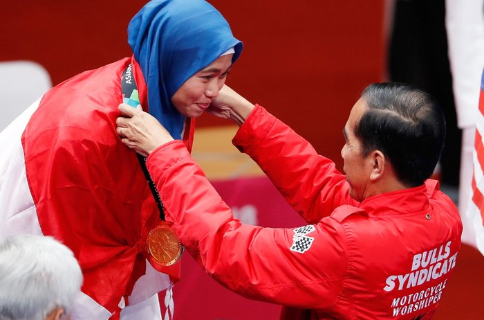 Jokowi saat penyerahan medali emas ke Defia Rosmaniar di hari pertama Asian Games