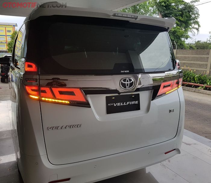 Bagian belakang Toyota Vellfire 2018