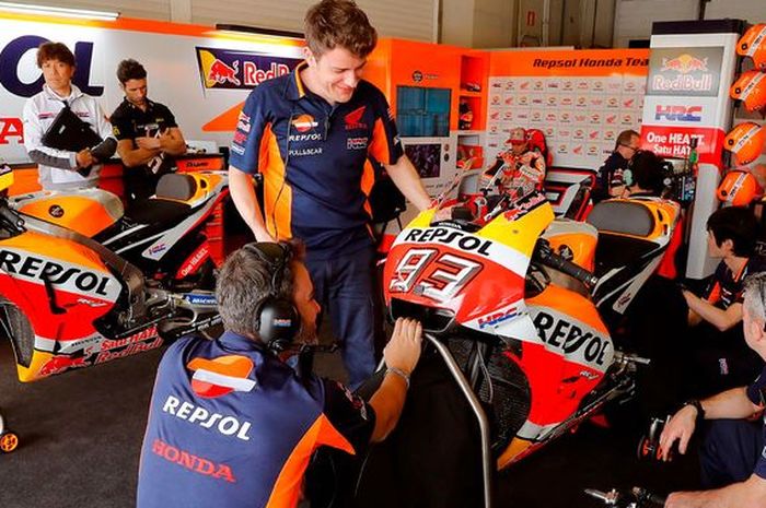 Proses merakit prototipe motor MotoGP dari komponen yang tercerai berai, menjadi motor balap yang utuh