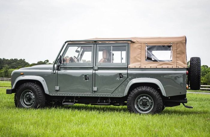 Land Rover Defender D110 dibalut warna Subdued Green dan soft top coklat muda