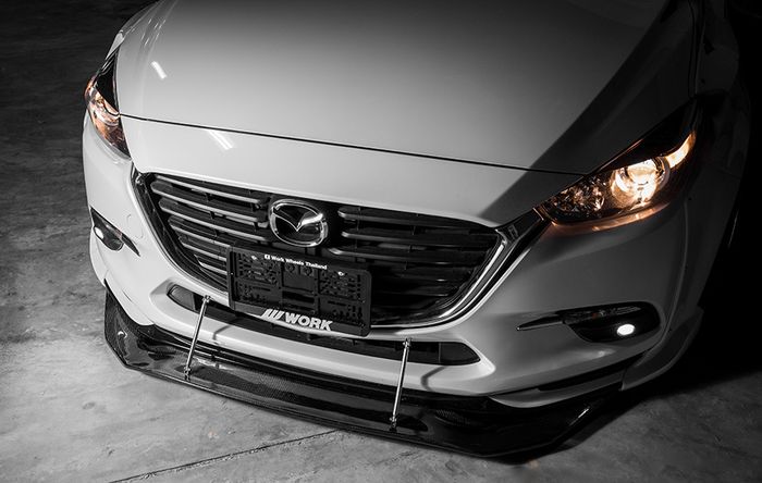 Tampilan depan modifikasi Mazda3