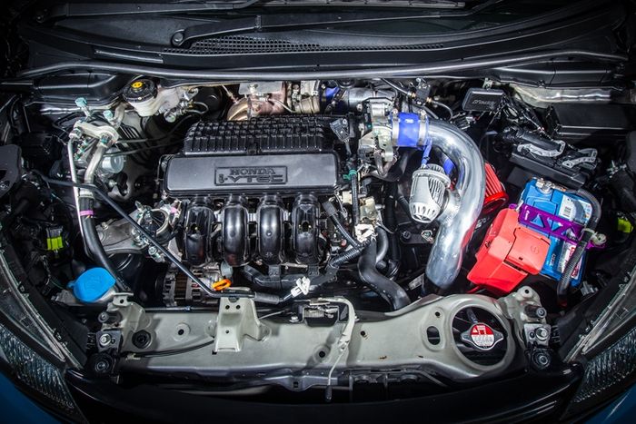 Mesin modifikasi Honda Jazz GK5 disuntik turbo biar tenaganya makin besar