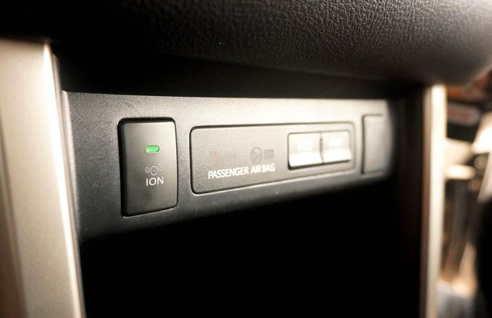 Tombol untuk aktivasi Car Ionizer di kabin Innova TRD Sportivo