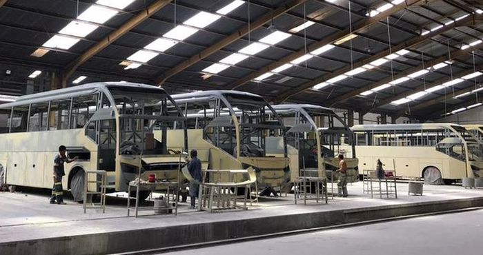 Perakitan bodi bus di Karoseri Laksana di Ungaran, Semarang, Jawa Tengah