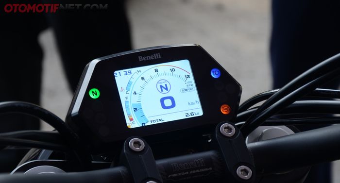 Spidometer Benelli 502C simple, terdapat odometer, trip A, Trip B, speedometer, RPM, jam, fuel meter hingga posisi gigi