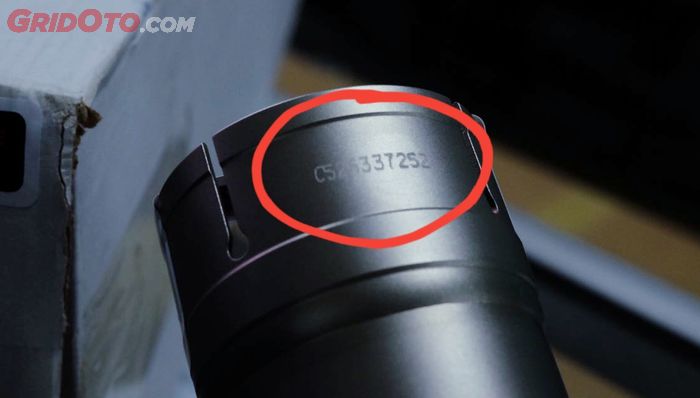 Serial number yang tercetak di knalpot Akrapovic