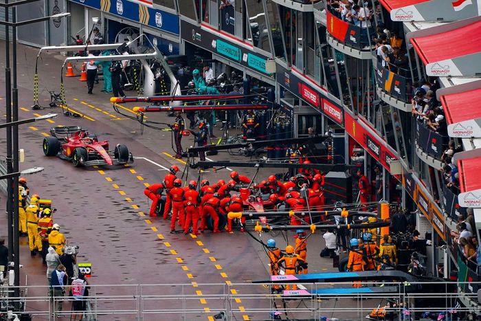 Terjadi kekacauan di garasi tim Ferrari saat Charles Leclerc menunggu Carlos Sainz yang pit stop bersamaan di balap F1 Monako 2022