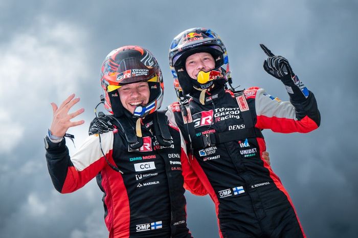 Kalle Rovanpera (kanan) dan co-driver Jonne Halttunen merayakan kemenangan di Reli Estonia 2022