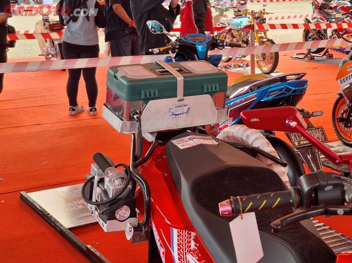 Lengkap dengan toolbox dan alat untuk mengisi tekanan angin