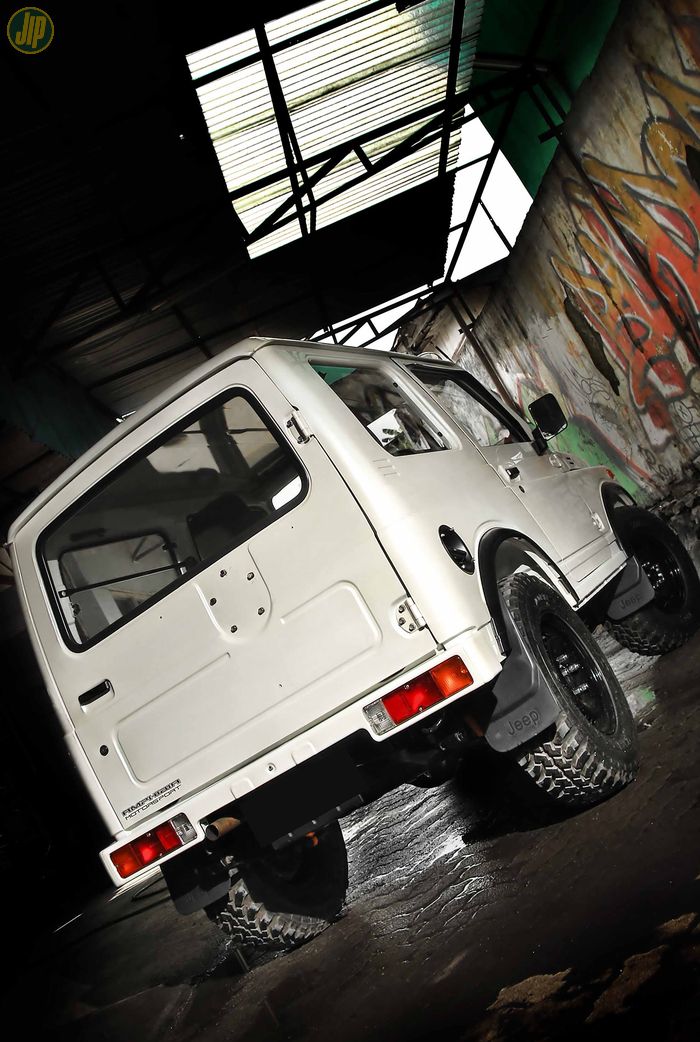 Pintu belakang Suzuki Jimny/Katana yang hanya ada di Indonesia memiliki alur dengan pola besar. Dimulai dari tahun 1988 sampai 2005.