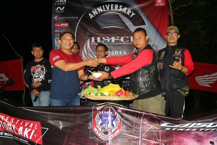 Simbolis pemotongan tumpeng dalam perayaan ulang tahun Komunitas Honda Street Fire Club Indonesia (HSFCI)