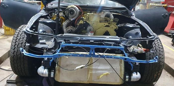 Mesin bawaan Supra berkode 2JZ diganti dengan mesin diesel 6 silinder buatan Cummins.