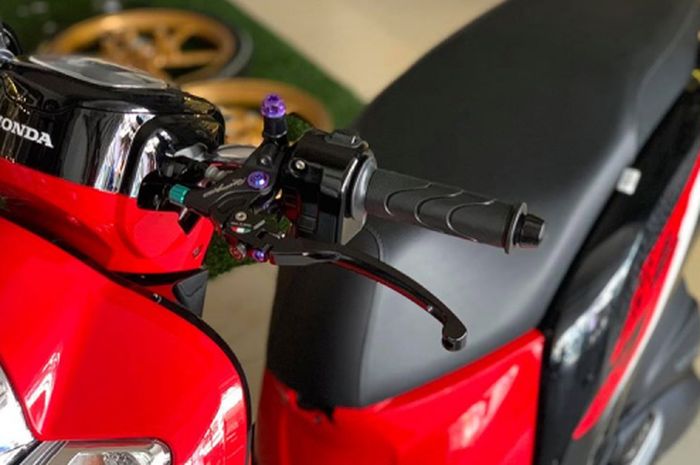 Ilustrasi tuas rem belakang skutik