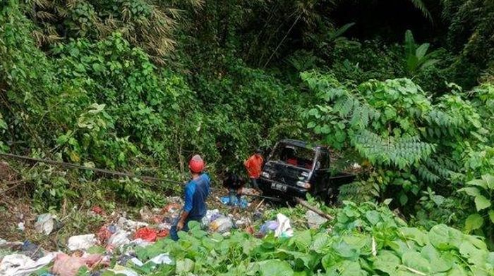 Mitsubishi Colt T120SS terjun jurang di Minahasa, Sulawesi Utara