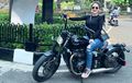 Cantiknya Vega Darwanti di Atas Triumph Bonneville Bobber Miliknya, Warganet Sampai Dibuat Kagum!
