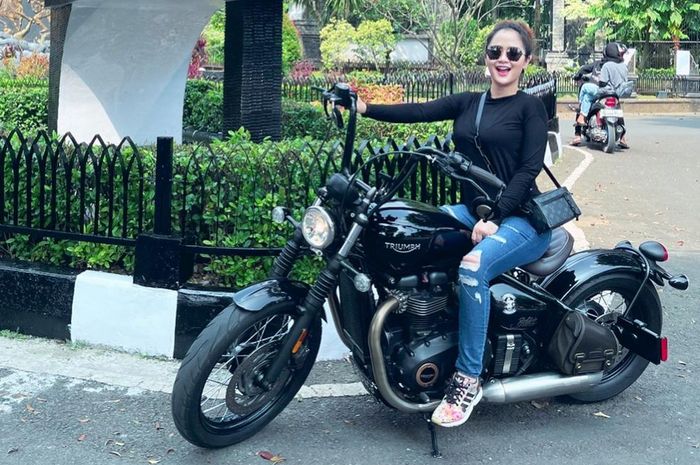 Vega Darwanti berpose cantik di atas Triumph Bonneville Bobber miliknya.