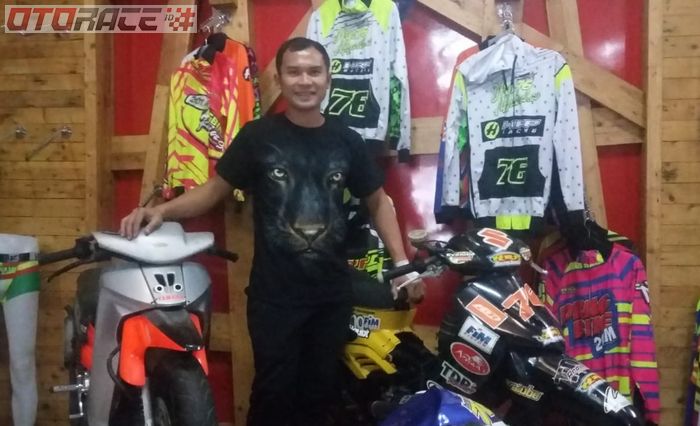 Hendriansyah dengan koleksi motor spek balapnya