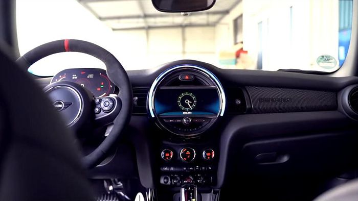 Tampilan kabin modifikasi MINI JCW GP garapan OctaneFactory