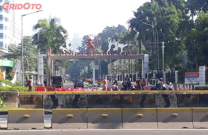 Situasi pengendara yang dipaksa putar balik oleh petugas karena sedang ada PPKM Darurat di Kawasan Dalam Kota Jakarta