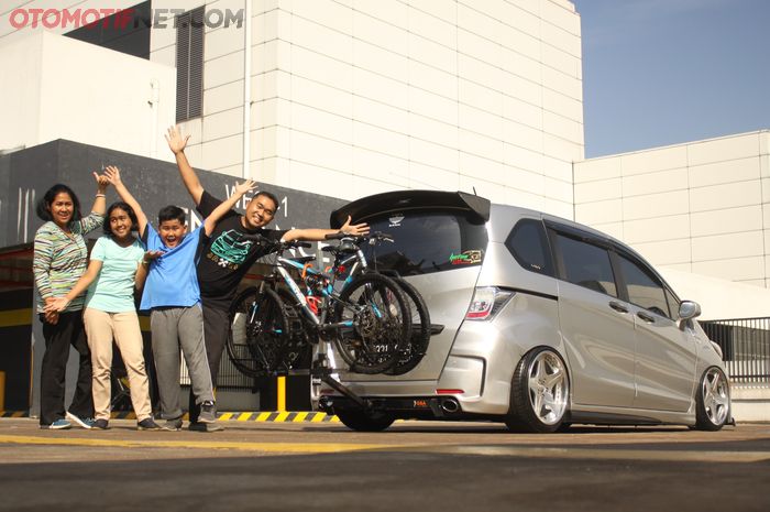 Honda Freed Tampang Sporty, Pelek Elegan, di Belakang Bopong Sepeda