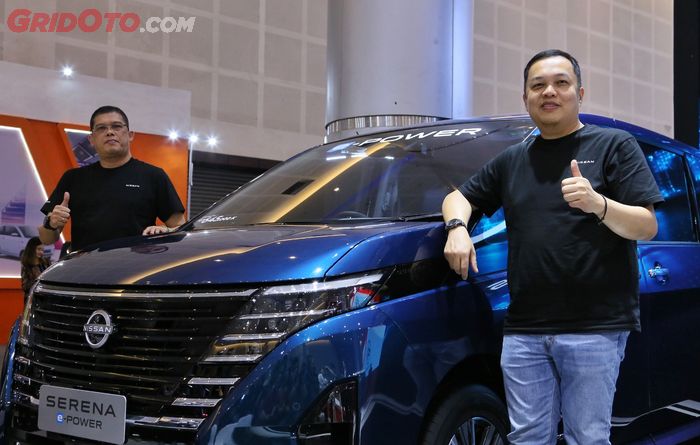 Elisa Tobing National Sales Division Head NMDI (Kiri) dan Evensius Go Presiden Direktur NMDI berfoto bersama The All New Nissan Serena e-POWER