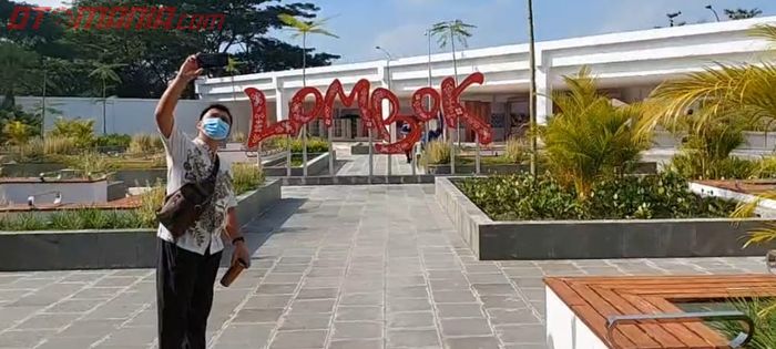 Salah satu spot foto yang ramai dikunjungi di Bandara International Lombok