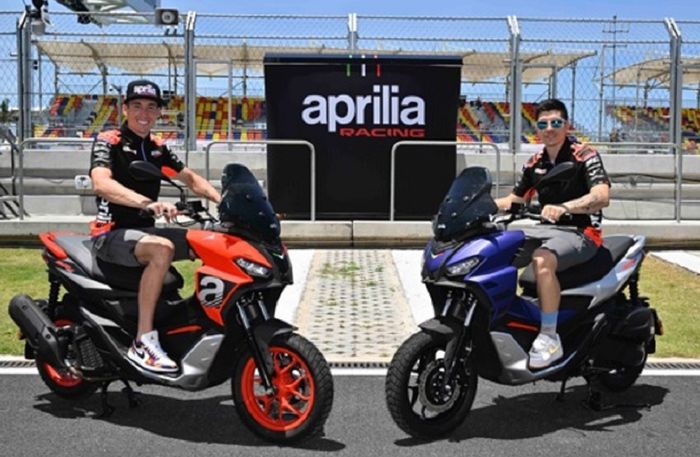 Aleix Espargaro dan Maverick Vinales pose bareng Aprilia SR GT 200 di sirkuit Mandalika