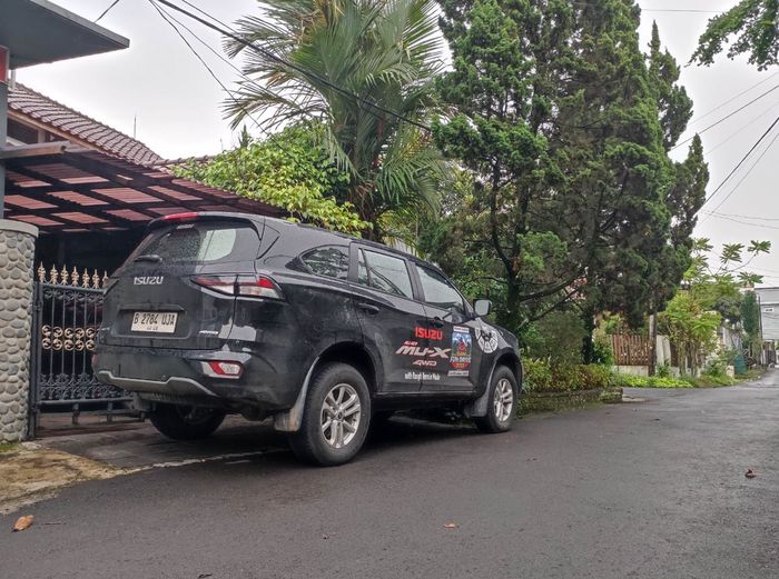Perjalanan Holiday Fun Drive di daerah Bandung menyambangi rumah saudara menggunakan Isuzu Mu-X.
