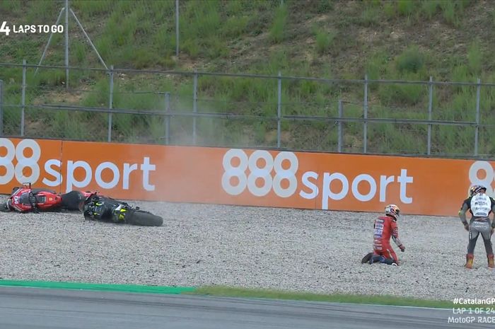 Apes! Balapan MotoGP Catalunya 2020 baru satu lap, Andrea Dovizioso terjatuh usai disosor Johann Zarco