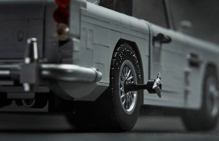 Pada roda James Bond Aston Martin DB5 pun terdapat detail senjata