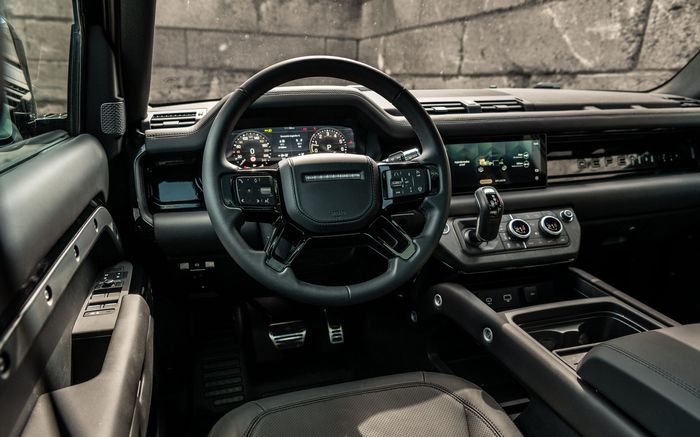 Tampilan kabin modifikasi Land Rover Defender baru garapan Heritage Customs