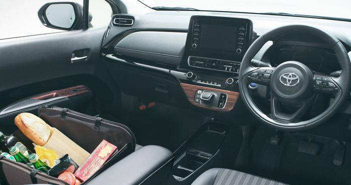 Kabin Toyota Aqua dengan sentuhan aksen kayu