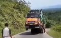 Truk Dipaksa Gendong Truk, Akhirnya Malah Berdiri