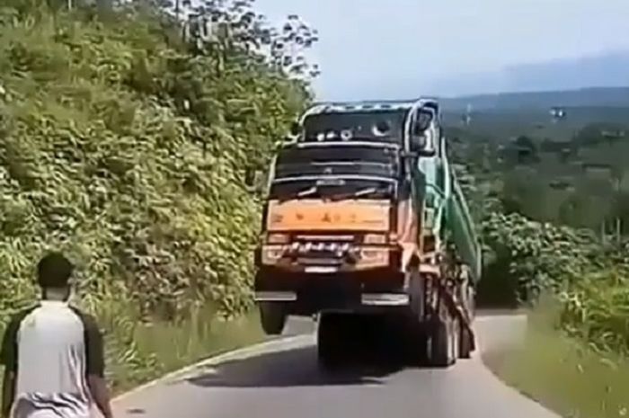 Screen capture dari video truk wheelie
