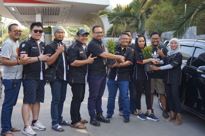 Komunitas Indonesian Black Car Community mengadakan touring go green