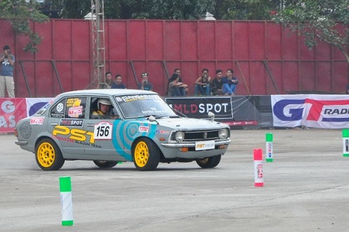 Mobil sedan gerak roda belakang, jago meliuk