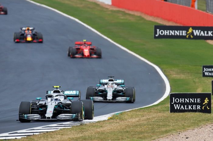 F1 dengan posisi tim Mercedes di depan