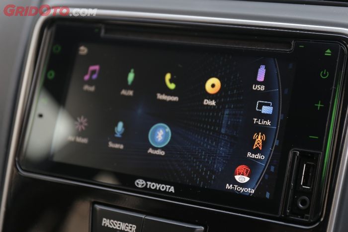 Head unit layar sentuh dengan koneksi Bluetooth, USB dan Aux-In