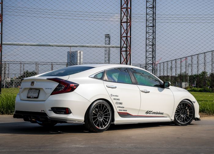 Tampilan belakang modifikasi Honda Civic Turbo dandan sporty minimalis