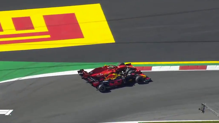 Max Verstappen keluar sebagai pemenang lewat manuver kontroversial terhadap Charles Leclerc yang membuatnya hingga keluar lintasan