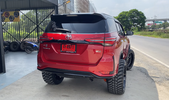 Tampilan Toyota Fortuner Legender begitu kekar