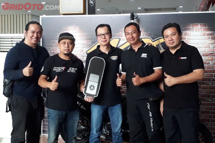 Penyerahan simbolis Yamaha TMAX DX kepada konsumen