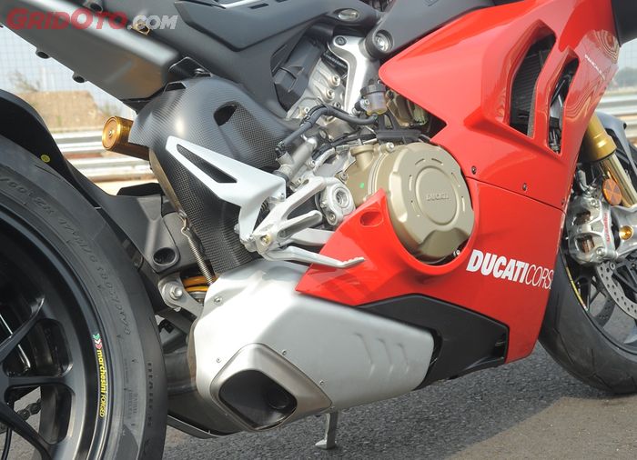Mesin Panigale V4 R 998 cc V4 ini turunan dari pacuan Andrea Dovizioso di MotoGP