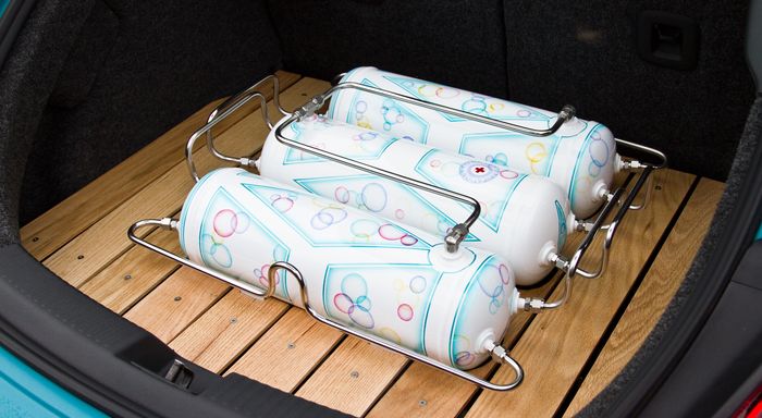 Dudukan kayu yang menyimpan 3 tabung suspensi udara