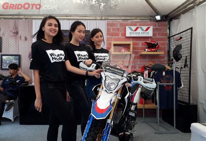 Ada Honda CRF 150L dan CB150 Verza versi modifikasi di stand Honda di Jakarta Motogarage 2018
