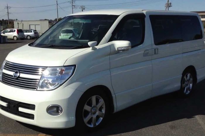 Ilustrasi Nissan Elgrand E51 tipe Higjway Star