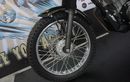 Cuma Pakai Bedak Bayi Pelek Jari-jari Motor Bekas Bisa Kinclong Lagi, Simak Caranya