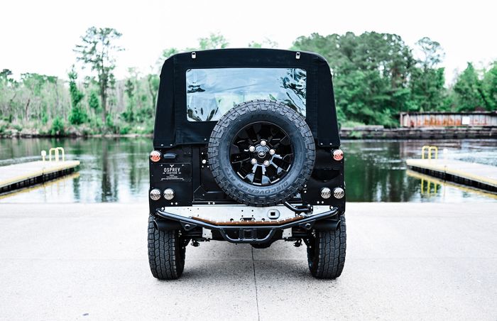 Restomod Land Rover Defender maskulin dibalut warna hitam pekat