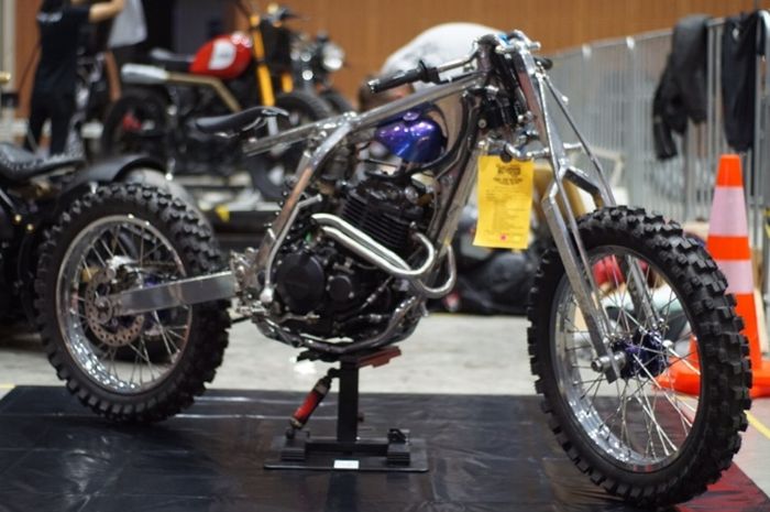 Honda XR400 kustom scrambler dan flatland drag dari Bunny Builds, dilansir oleh www.bikebound.com